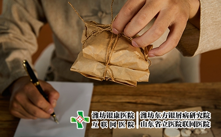 摄图网_501674736_中医医师调配中药(企业商用) 摄图网_501674736_中医医师调配中药(企业商用)